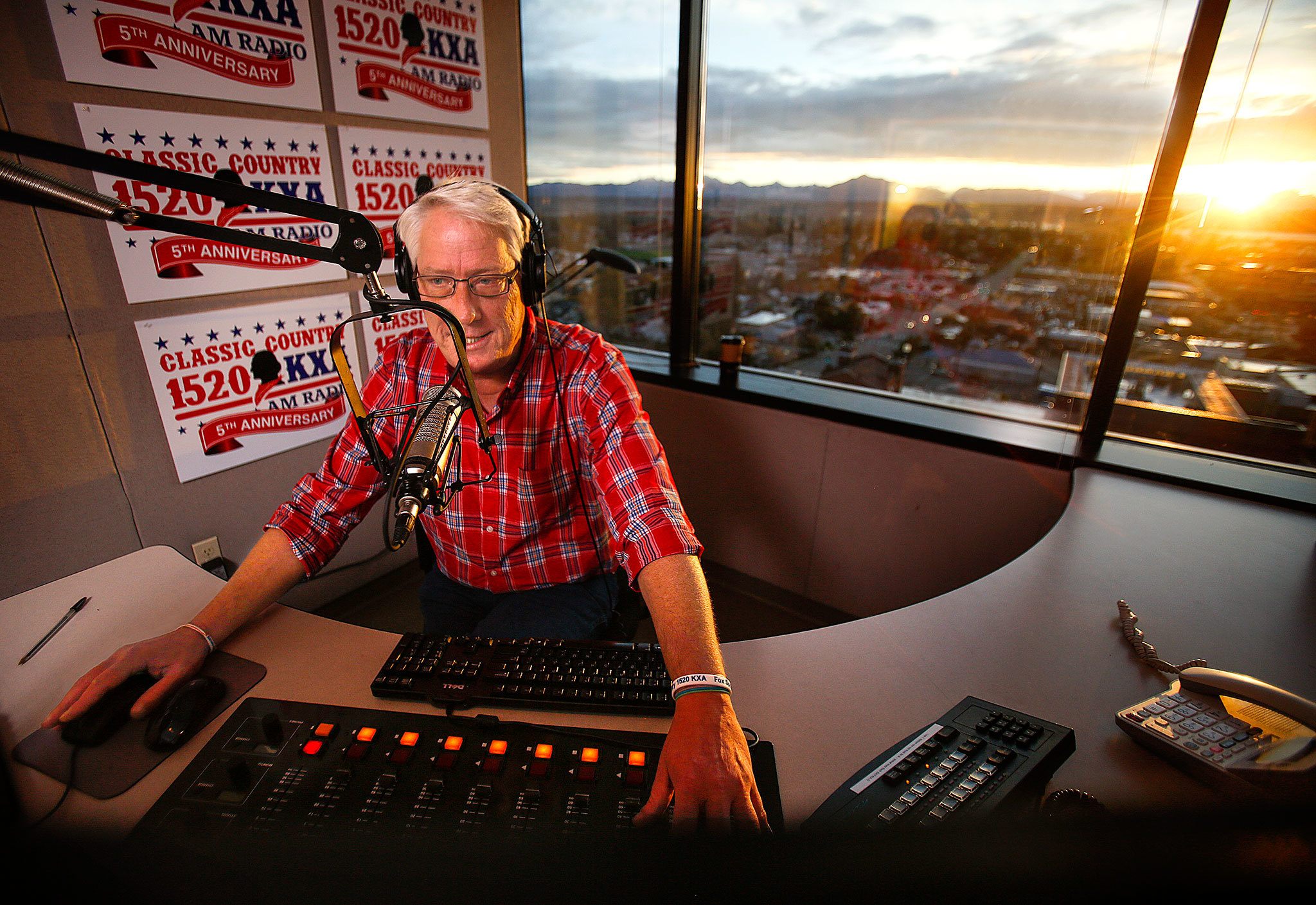 Two Everett AM radio stations approved to broadcast on FM | HeraldNet.com