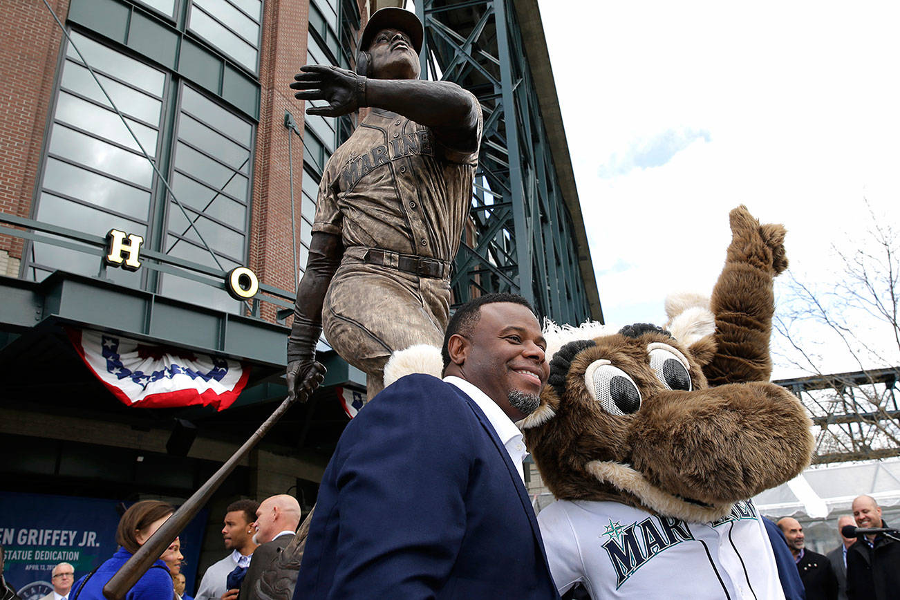 Dave Niehaus statue Safeco Field, Statue of Seattle Mariner…