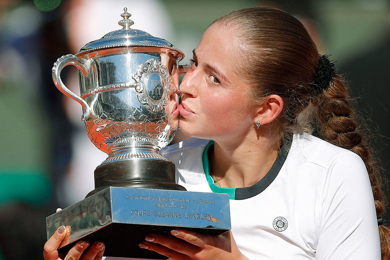 France open. Jelena Ostapenko. Остапенко с Кубком. Татьяна Остапенко. Игры рядом Остапенко Юлия.