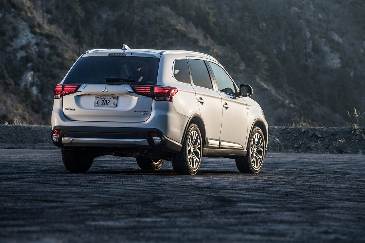 The 2018 Mitsubishi Outlander SEL includes power remote tailgate operation as a standard feature. (Manufacturer photo)