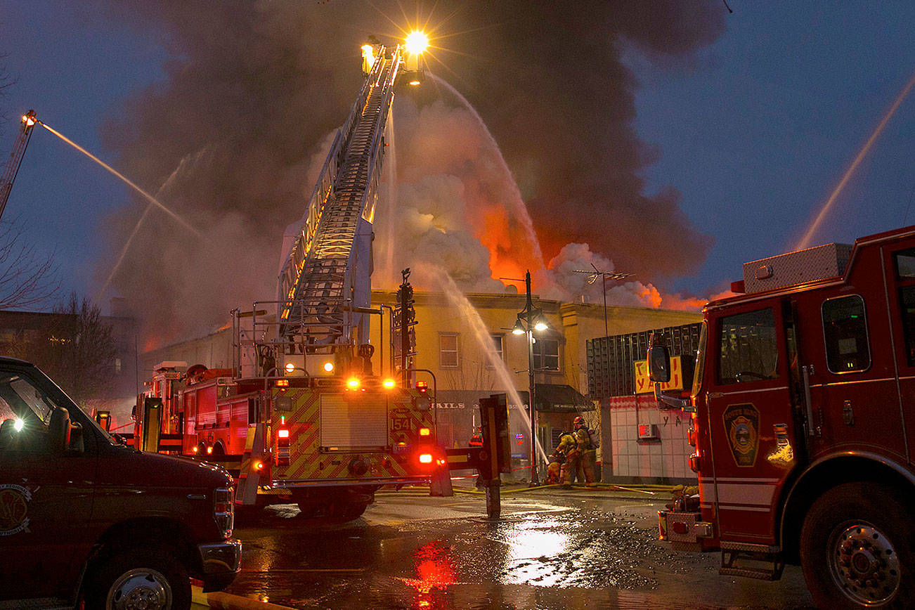 Firefighters battle big blaze at Auburn apartment building | HeraldNet.com