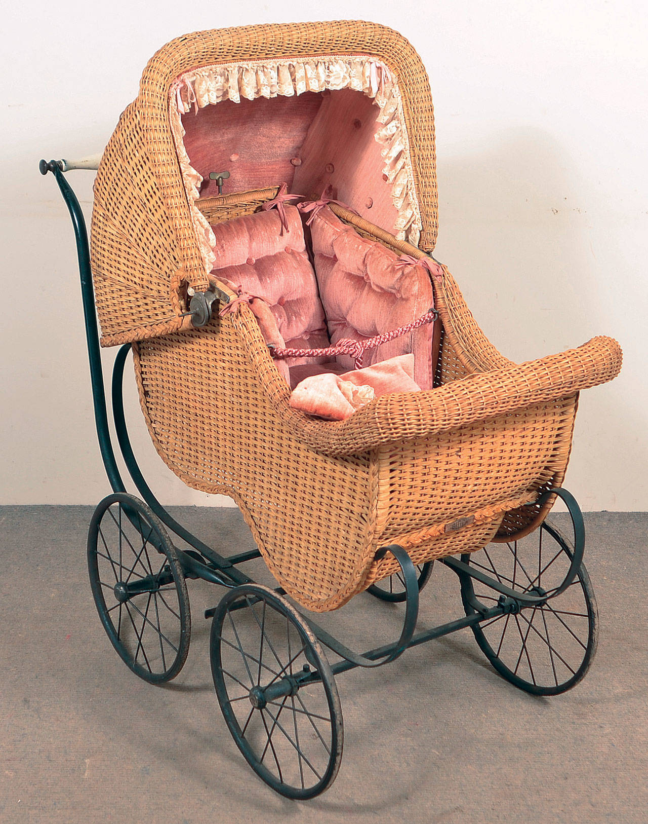 buurman Ondergeschikt In beweging 19th-century baby buggy a nice gift for this year's first born |  HeraldNet.com