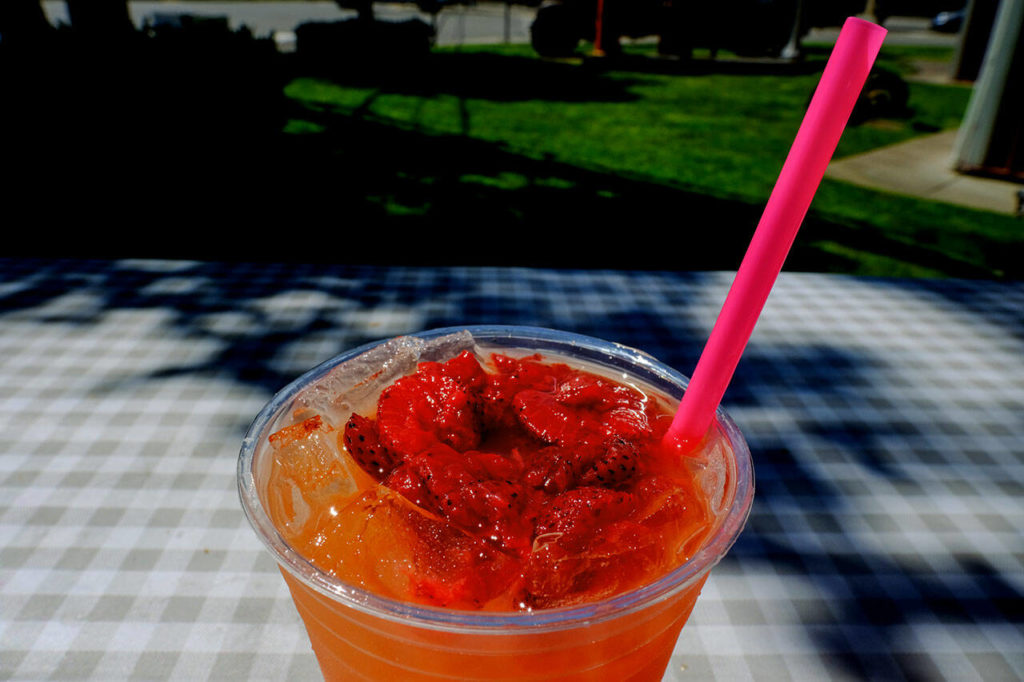 Grab a refreshing strawberry lemonade from the coffee stand adjacent to Nutty’s Junkyard in Arlington. (Taylor Goebel / The Herald).
