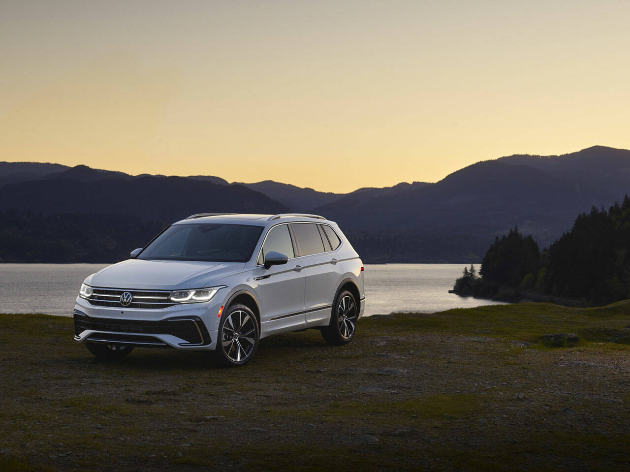 2022 Volkswagen Tiguan has three rows and AWD, separately