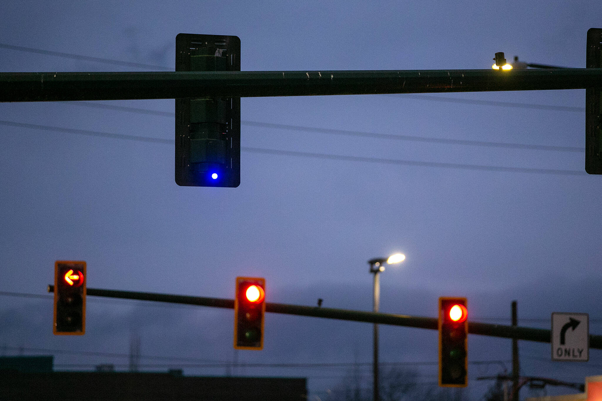 Those blue lights on traffic signals help nab red-light runners |  HeraldNet.com