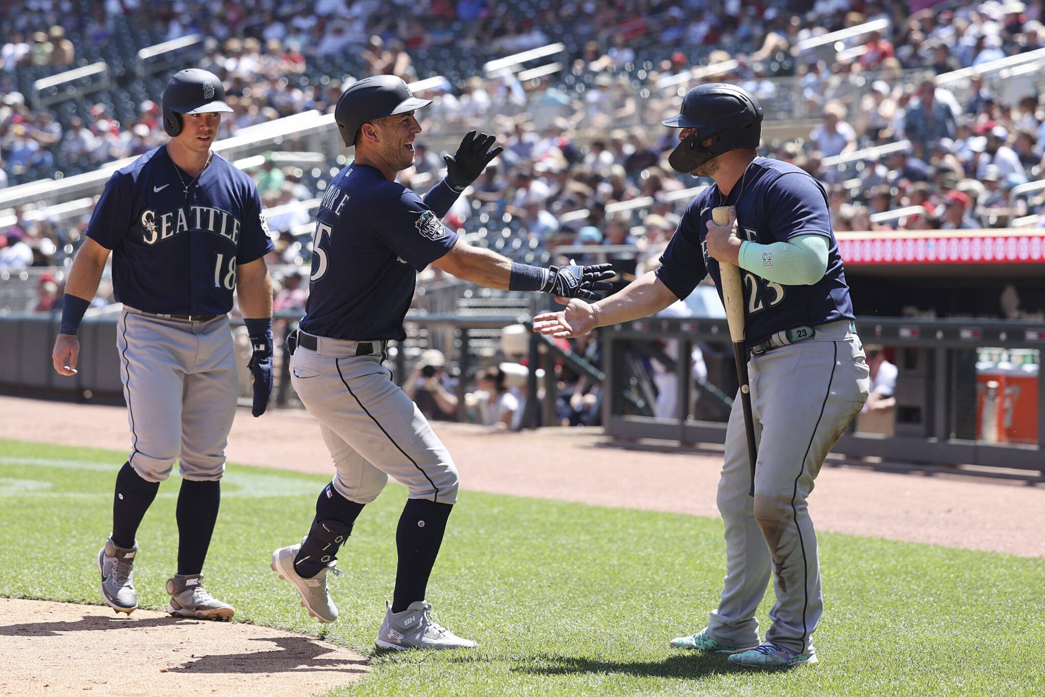 Dylan Moore hits pair of home runs as M's outlast Twins