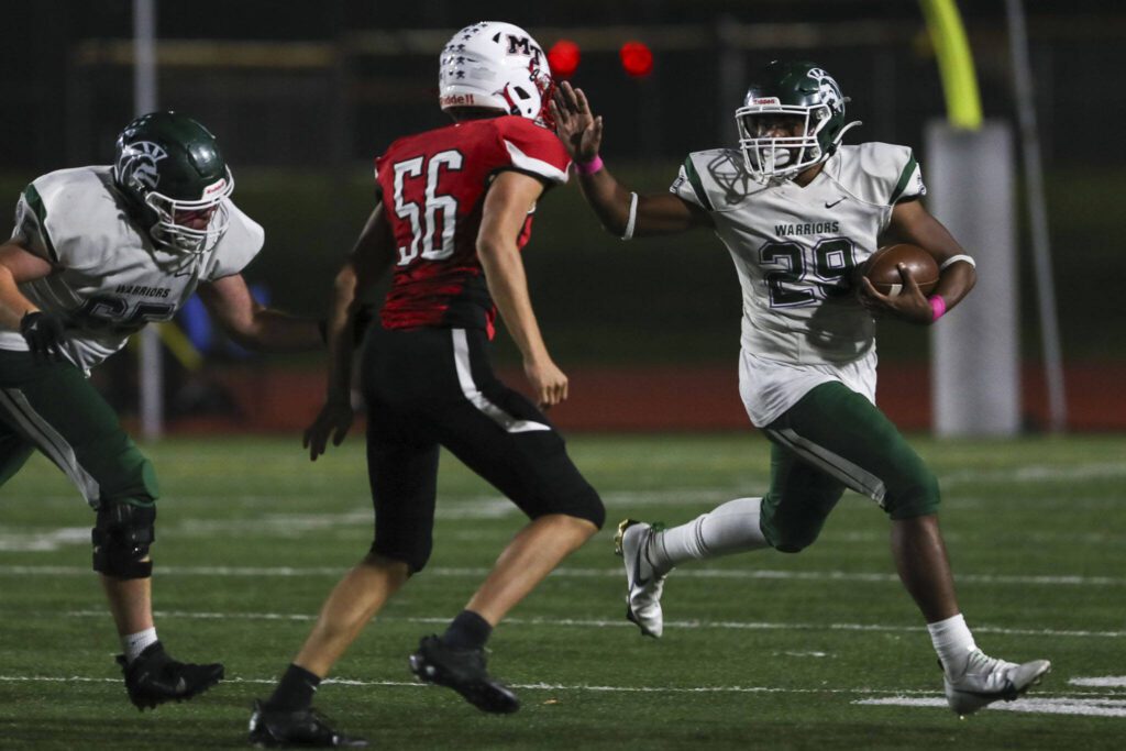 Edmonds-Woodway’s Rashaad Gerona-Chatters (29) moves with the ball during a game between Edmonds-Woodway and Mountlake Terrace at Edmonds-Woodway Stadium in Edmonds, Washington on Friday, Oct. 20, 2023. Edmonds-Woodway won, 13-10. (Annie Barker / The Herald)
