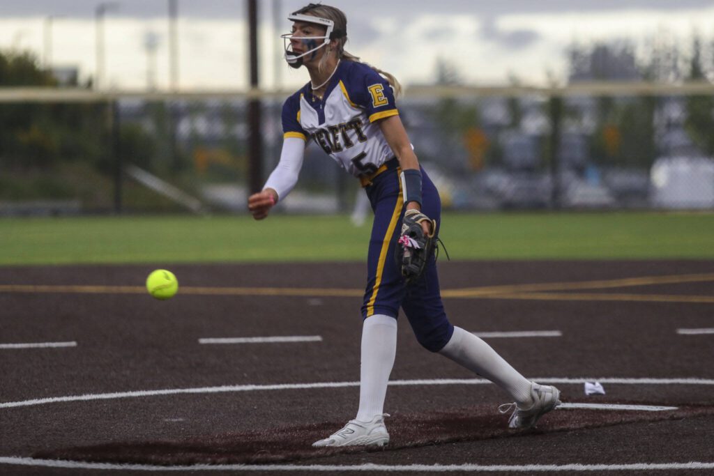 Everett’s Mia Hoekendorf (5) pitches during a Class 3A District 1 softball championship game between Snohomish and Everett at Phil Johnson Fields in Everett, Washington on Thursday, May 16, 2024. Everett won, 10-0. (Annie Barker / The Herald)
