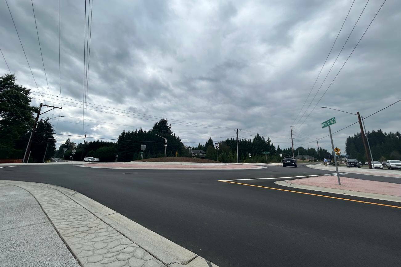 The roundabout at the intersection at 84th Street NE and 163rd Avenue NE on Thursday, Sept. 13, 2024. (Jordan Hansen / The Herald)