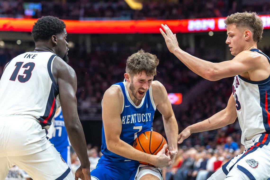 Kentucky's Andrew Carr (7) fights through the defense of Gonzaga's Graham Ike (13) and Ben Gregg (33) at Climate Pledge Arena in Seattle on Saturday, Dec. 7, 2024 (Ryan C. Hermens / Tribune News Services)